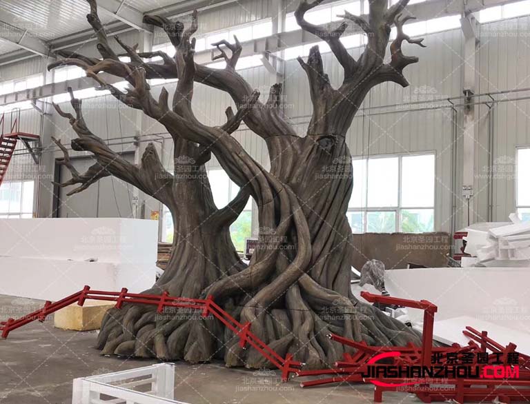 仿真樹的設(shè)計(jì)可以使用餐環(huán)境更加溫馨和舒適讓人感覺置身于大自然中