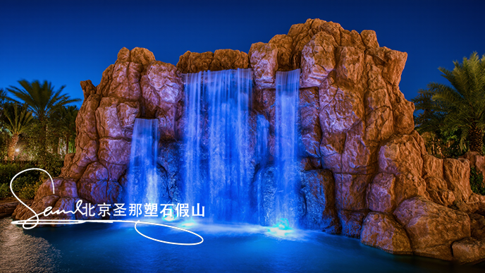 16x9_這是一處戶外景觀場景_主體是大型假山瀑布_假山模仿自然巖石形態_.png