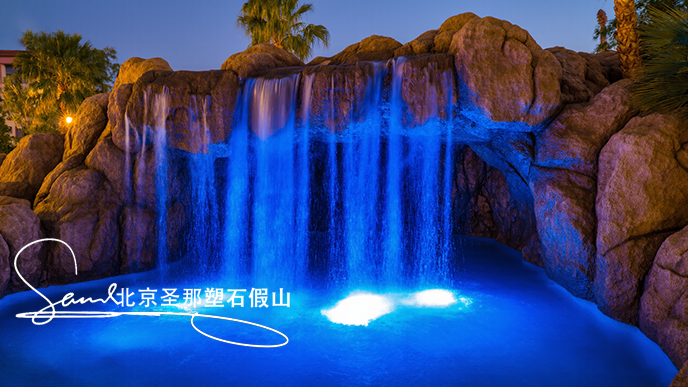 16x9_這是一處戶外景觀場景_主體是大型假山瀑布_假山模仿自然巖石形態_ (2).png